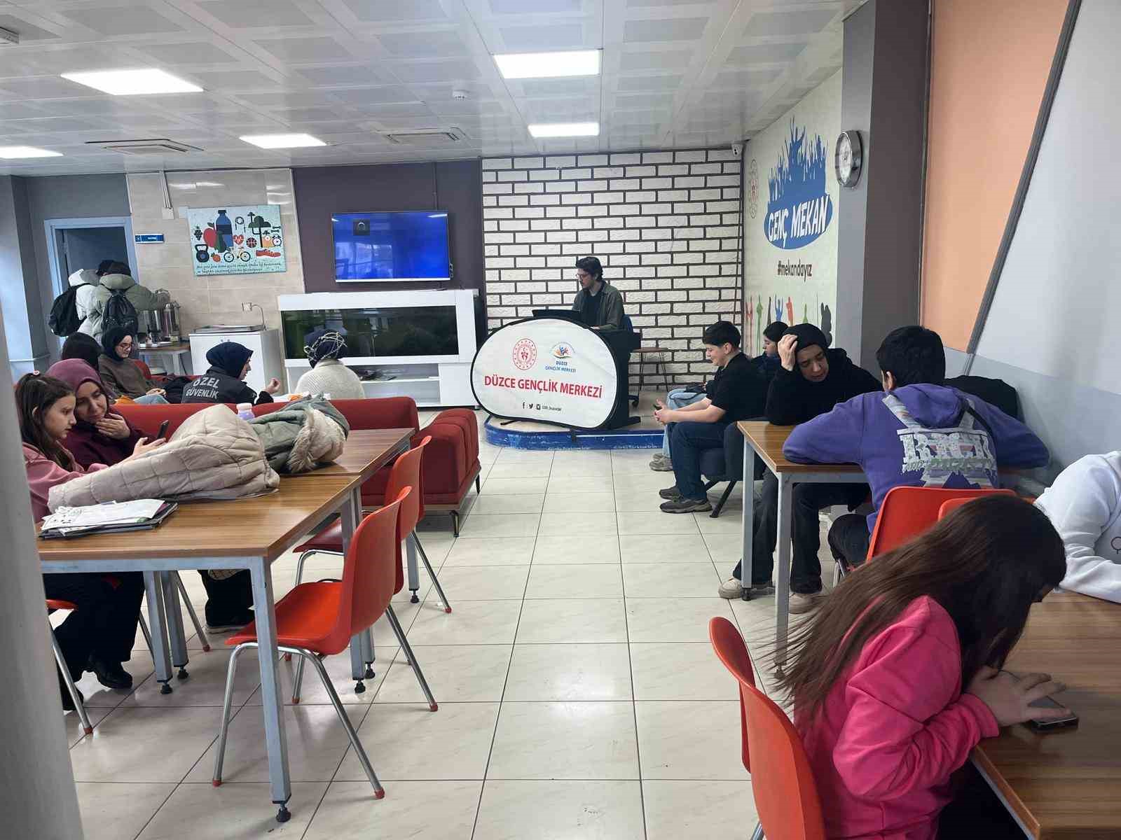 Genç mekanda piyano keyfi
