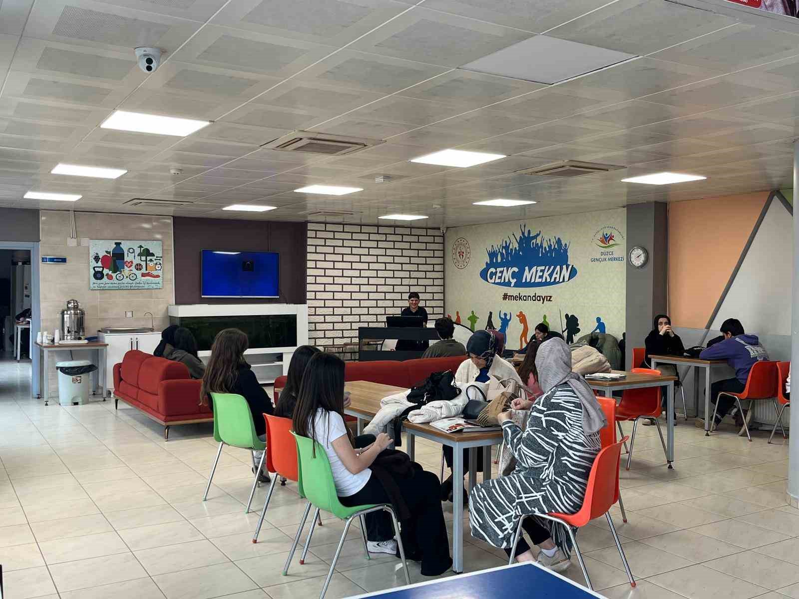 Genç mekanda piyano keyfi
