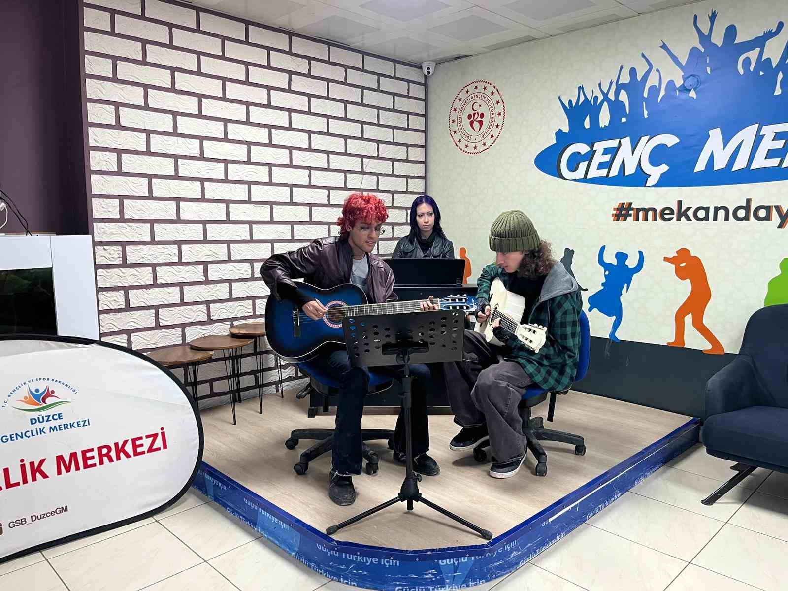 Genç mekanda piyano keyfi
