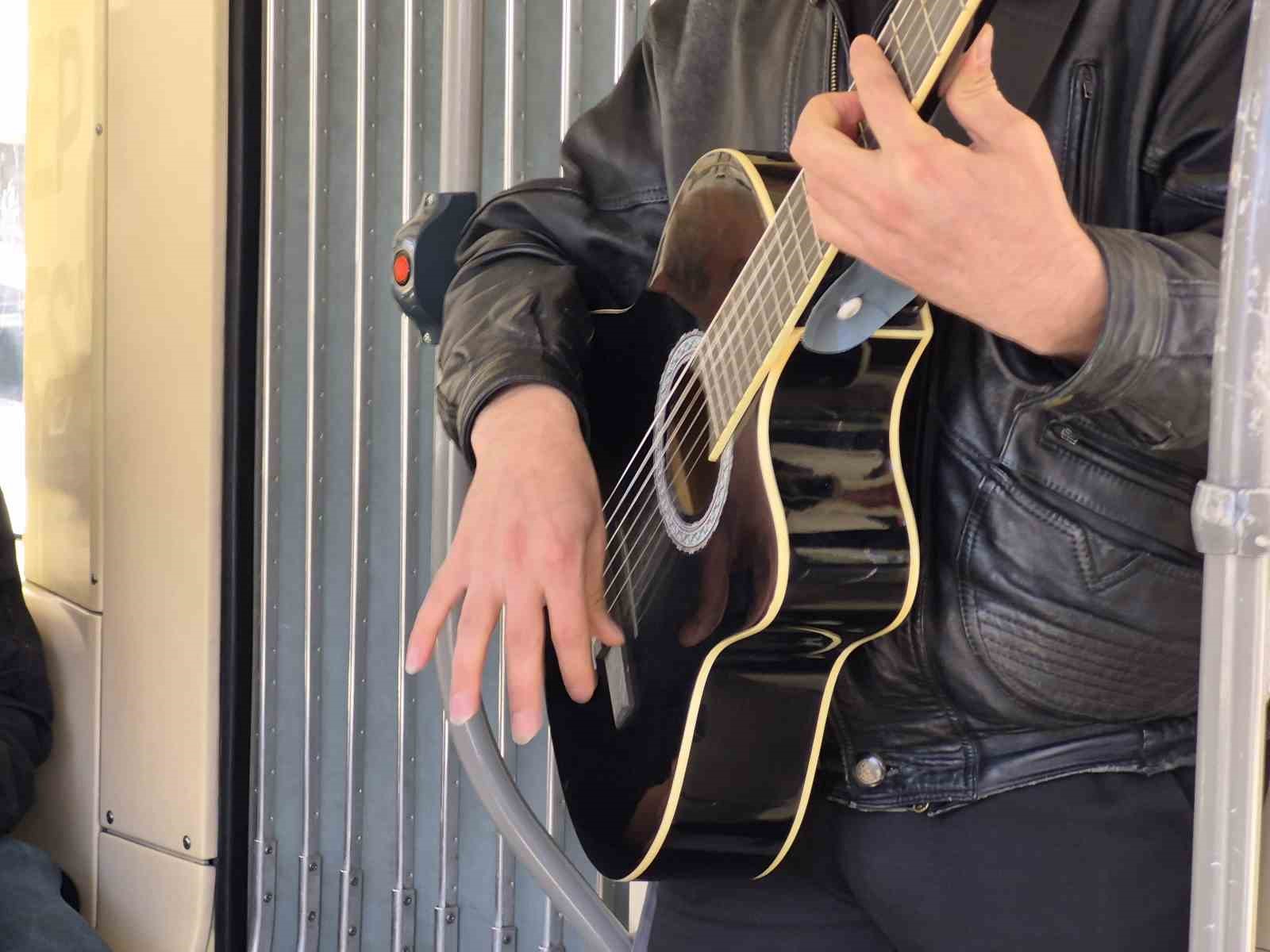 Genç müzisyen gitarıyla tramvayda konser verdi
