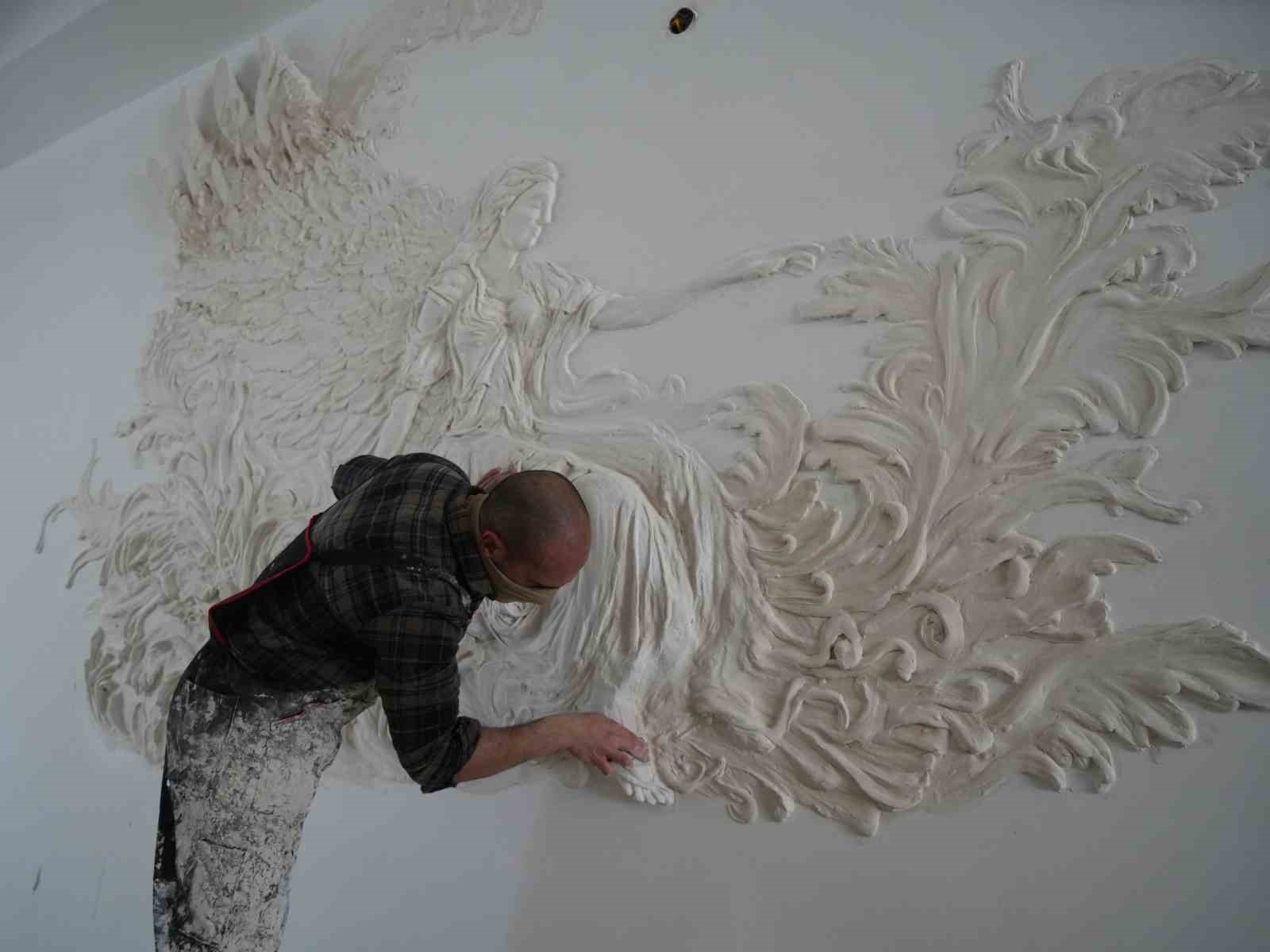 Genç sanatçı alçıyla duvarları resim tablosuna dönüştürüyor
Genç sanatçı alçıyla duvarları resim tablosuna dönüştürüyor