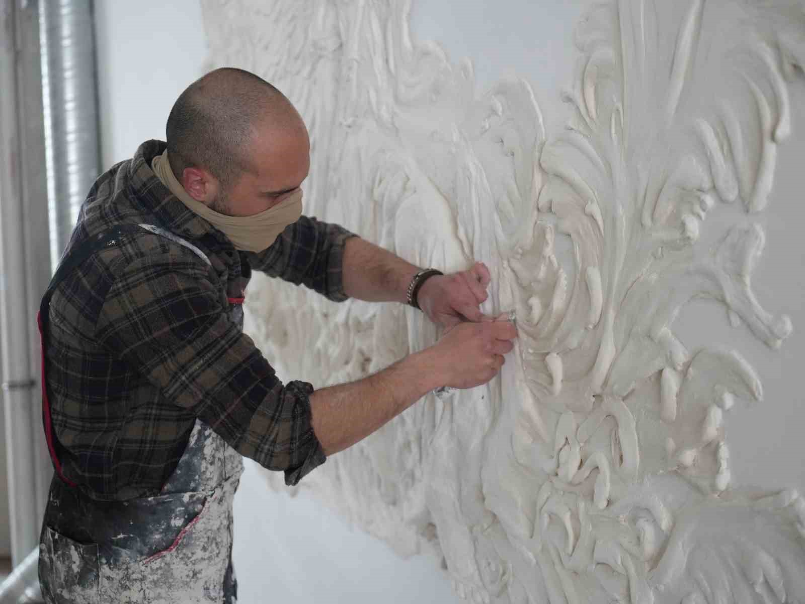 Genç sanatçı alçıyla duvarları resim tablosuna dönüştürüyor
Genç sanatçı alçıyla duvarları resim tablosuna dönüştürüyor