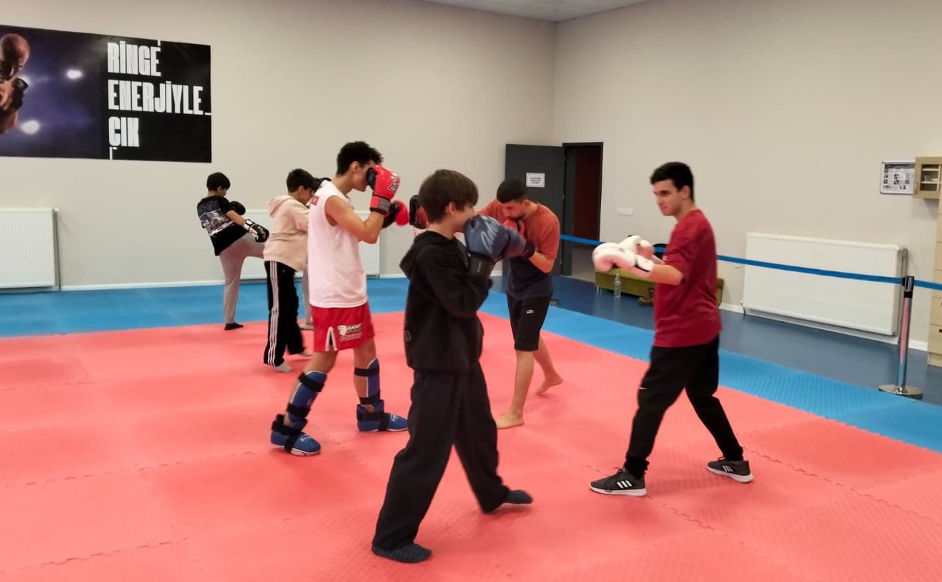 Genç sporcular Kick Boks ile zamanlarını sporla değerlendiriyor
