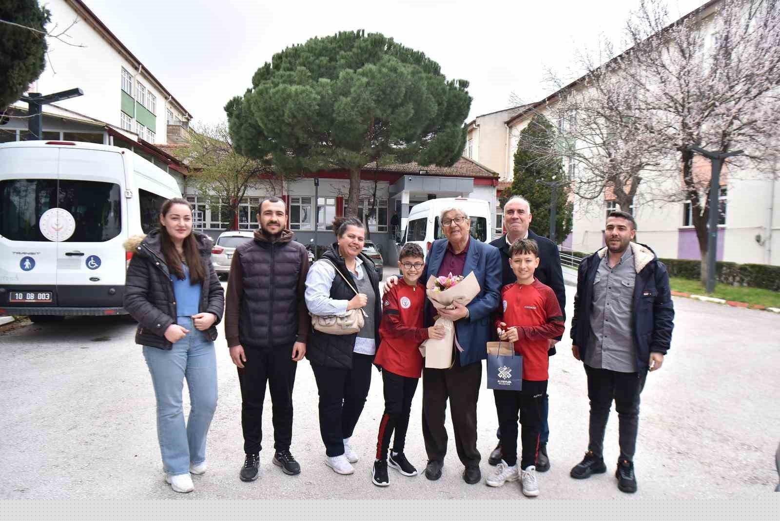 Genç Sporcular, Türk sporuna emek vermiş isimlerle buluştu
Genç Sporcular, Türk sporuna emek vermiş isimlerle buluştu