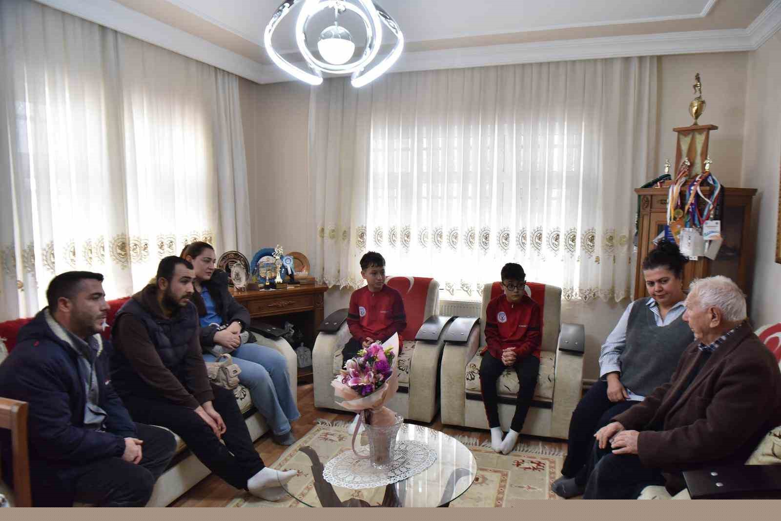 Genç Sporcular, Türk sporuna emek vermiş isimlerle buluştu
Genç Sporcular, Türk sporuna emek vermiş isimlerle buluştu