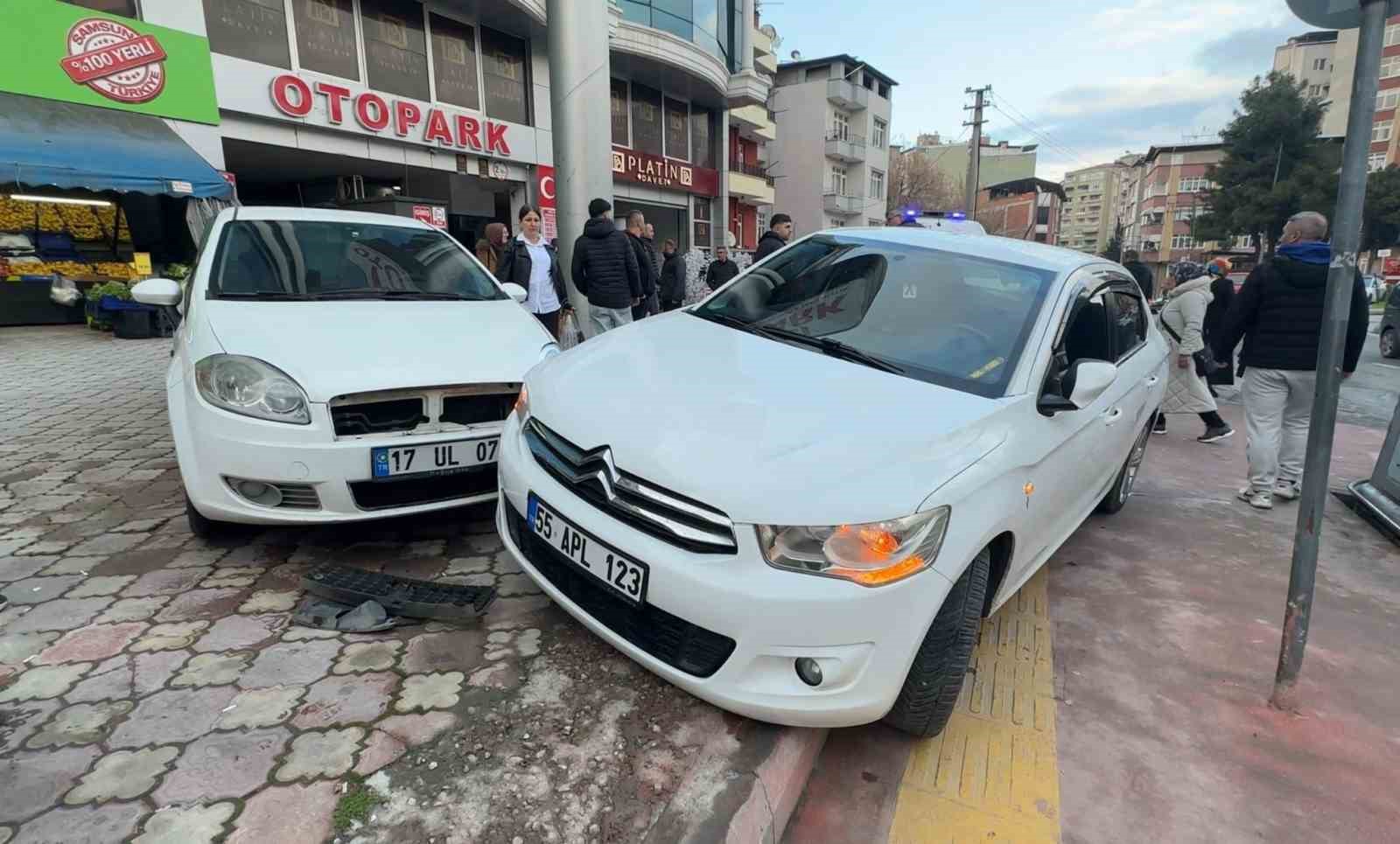 Genç sürücünün direksiyon hakimiyetini kaybettiği araç kaldırıma çıktı: 1 yaralı
