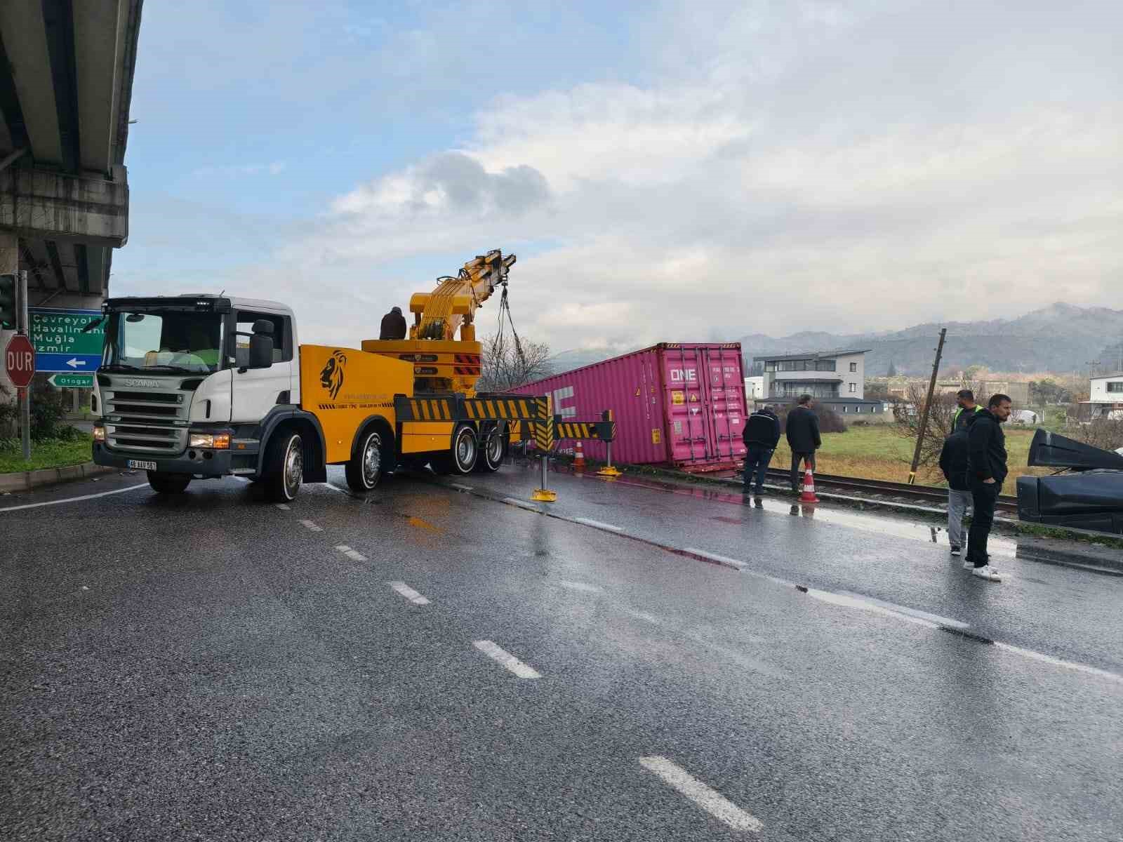 Genç sürücünün hayatını kaybettiği feci kazanın ardından tren yolu açıldı
