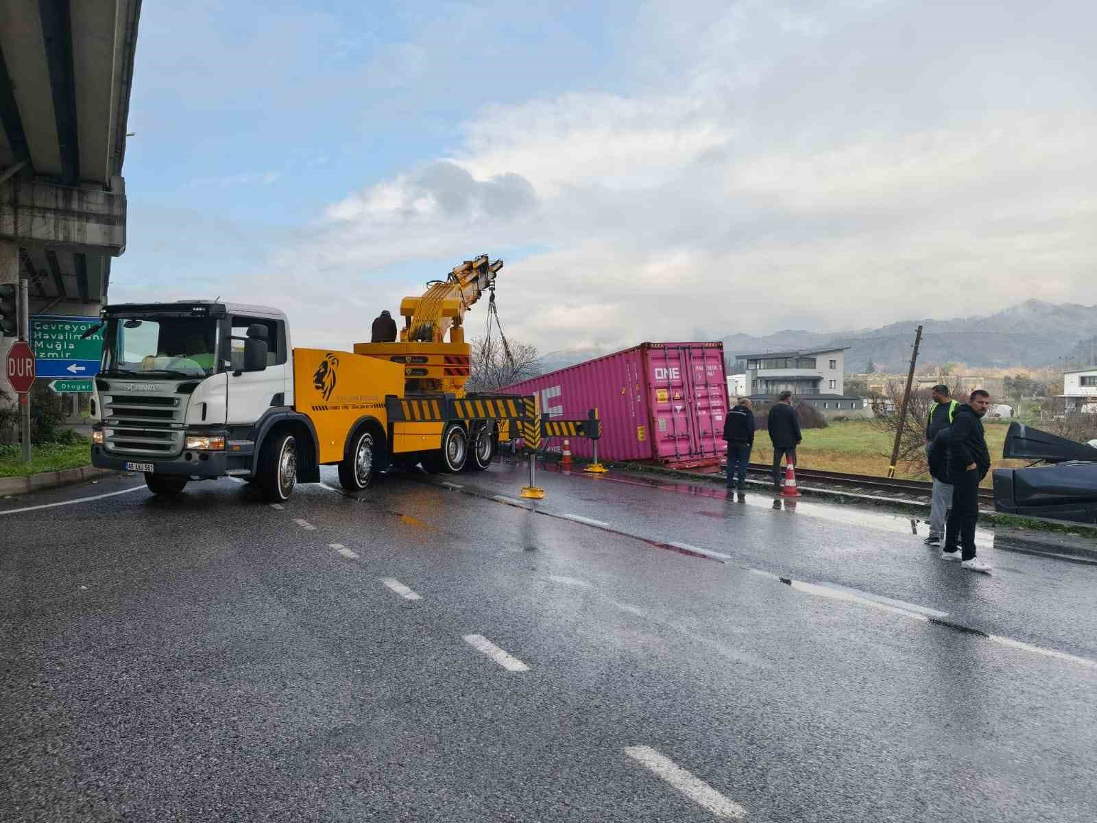 Genç sürücünün hayatını kaybettiği feci kazanın ardından tren yolu açıldı
