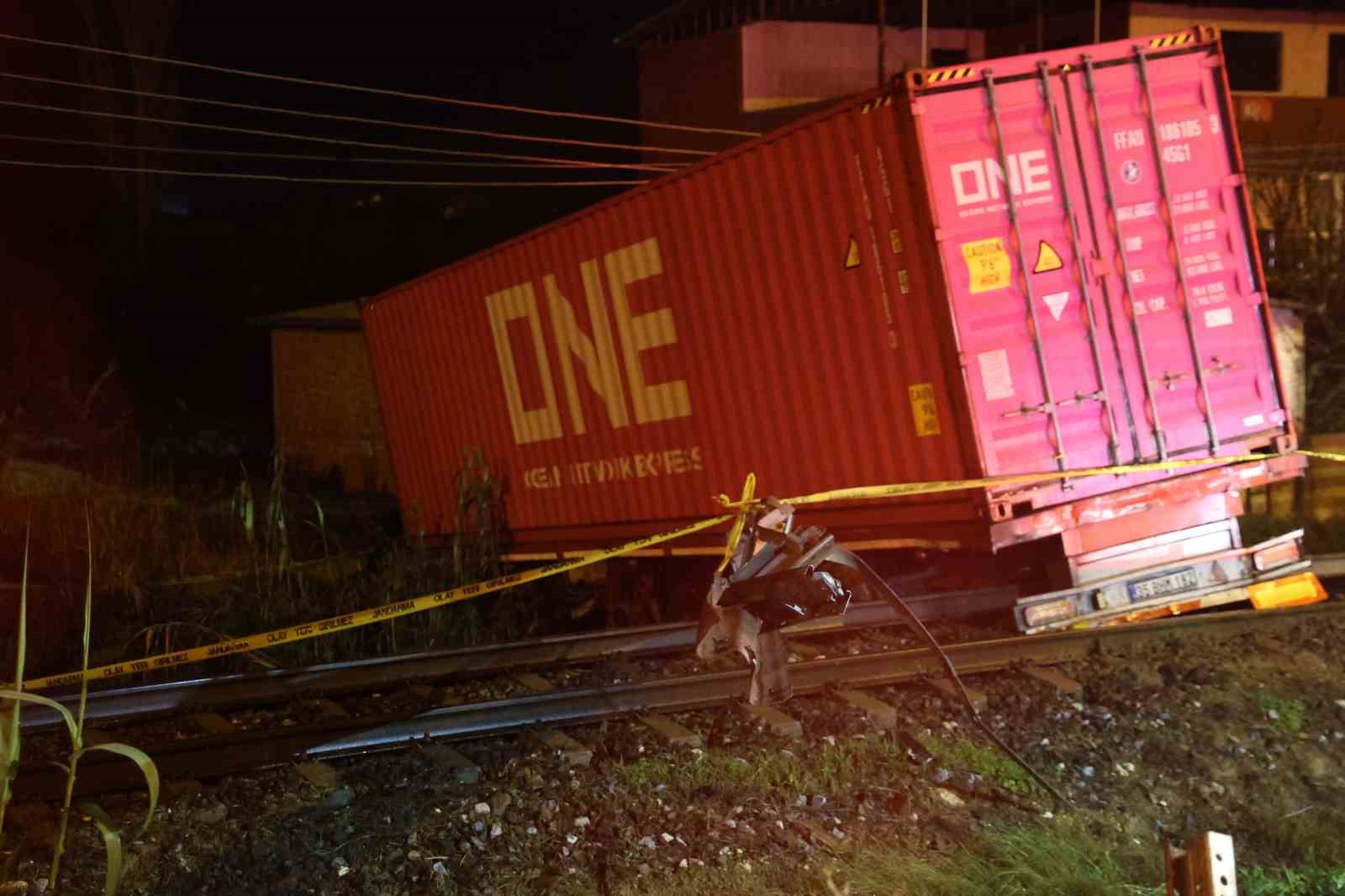 Genç sürücünün hayatını kaybettiği feci kazanın ardından tren yolu açıldı

