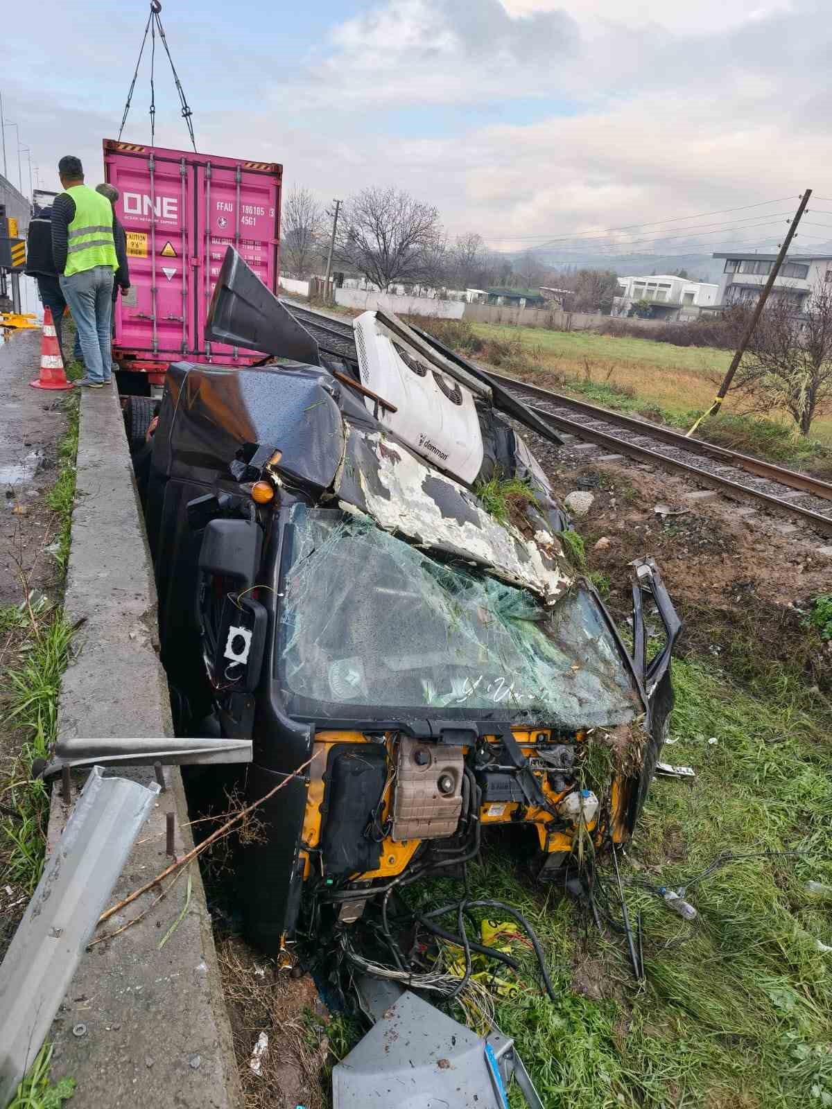 Genç sürücünün hayatını kaybettiği feci kazanın ardından tren yolu açıldı

