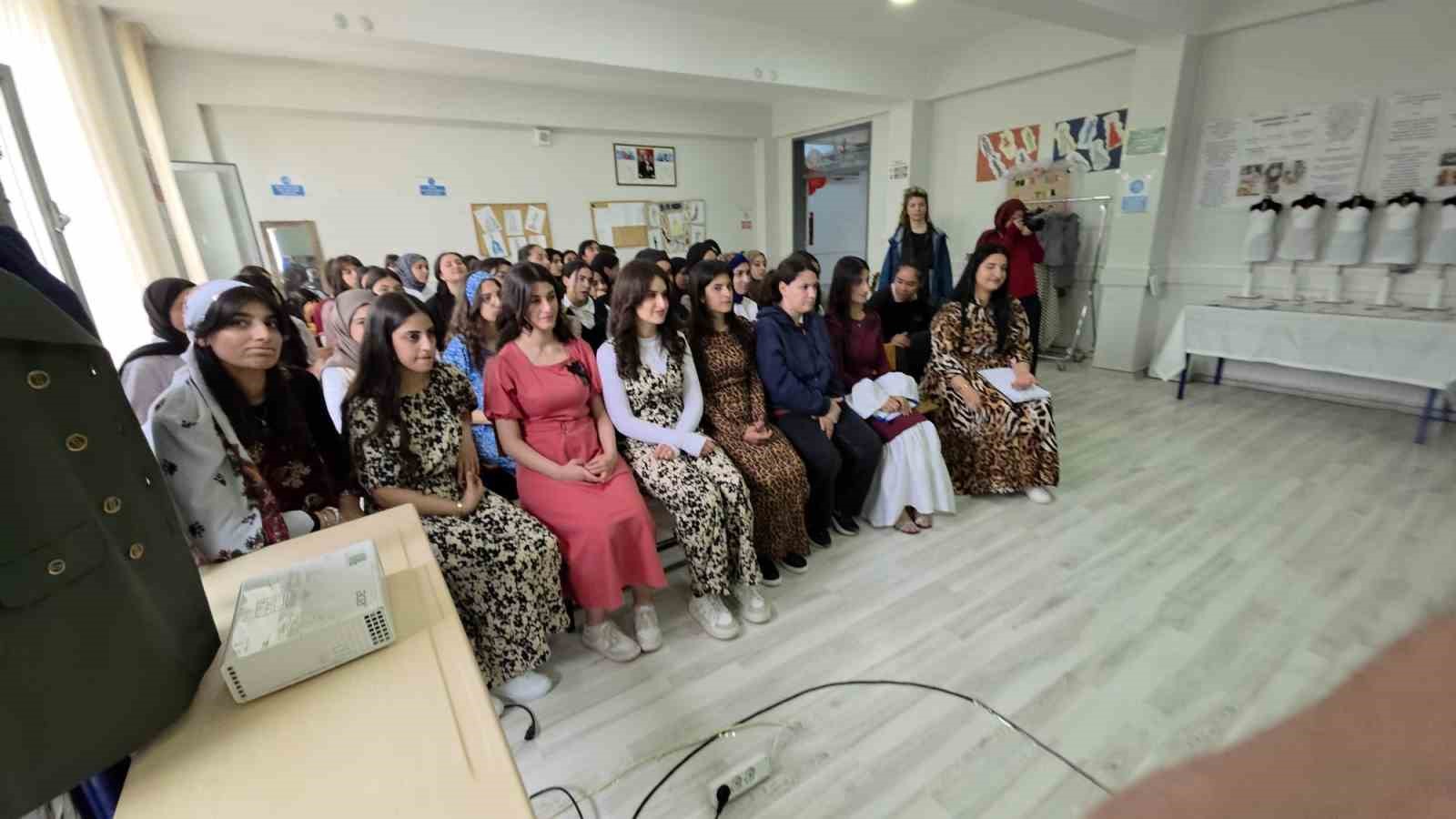 Genç tasarımcılar usta isimle bir araya geldi
