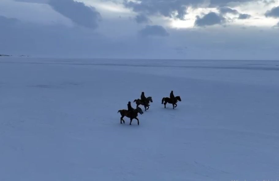 Gençler atları buz tutan Çıldır Göl’ü üzerinde dörtnala koştu
