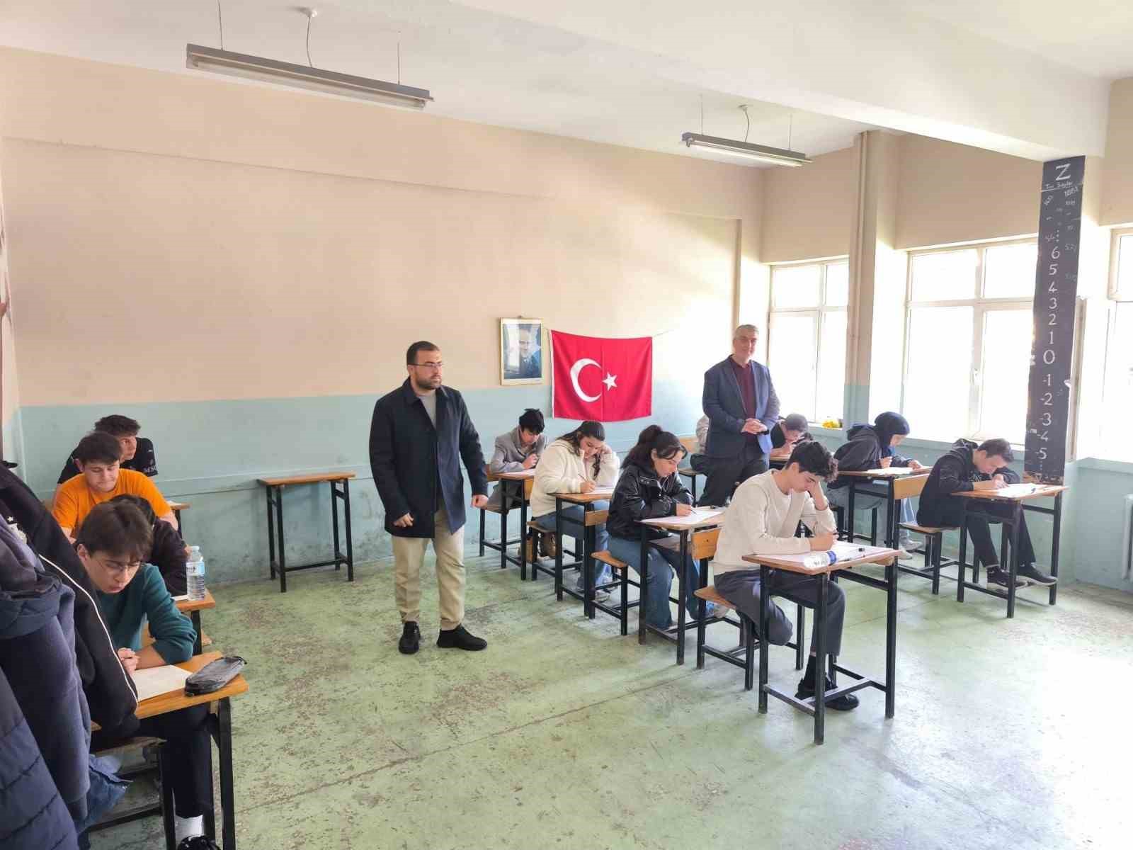 Gençler bilgileriyle umre için yarıştı
