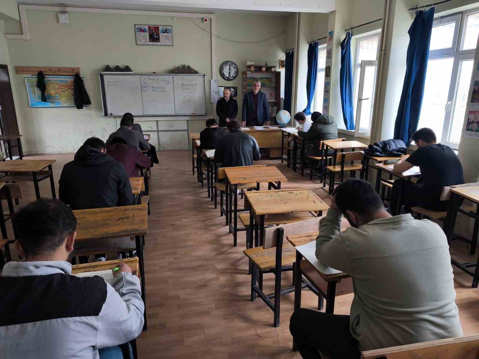 Gençler bilgileriyle umre için yarıştı
