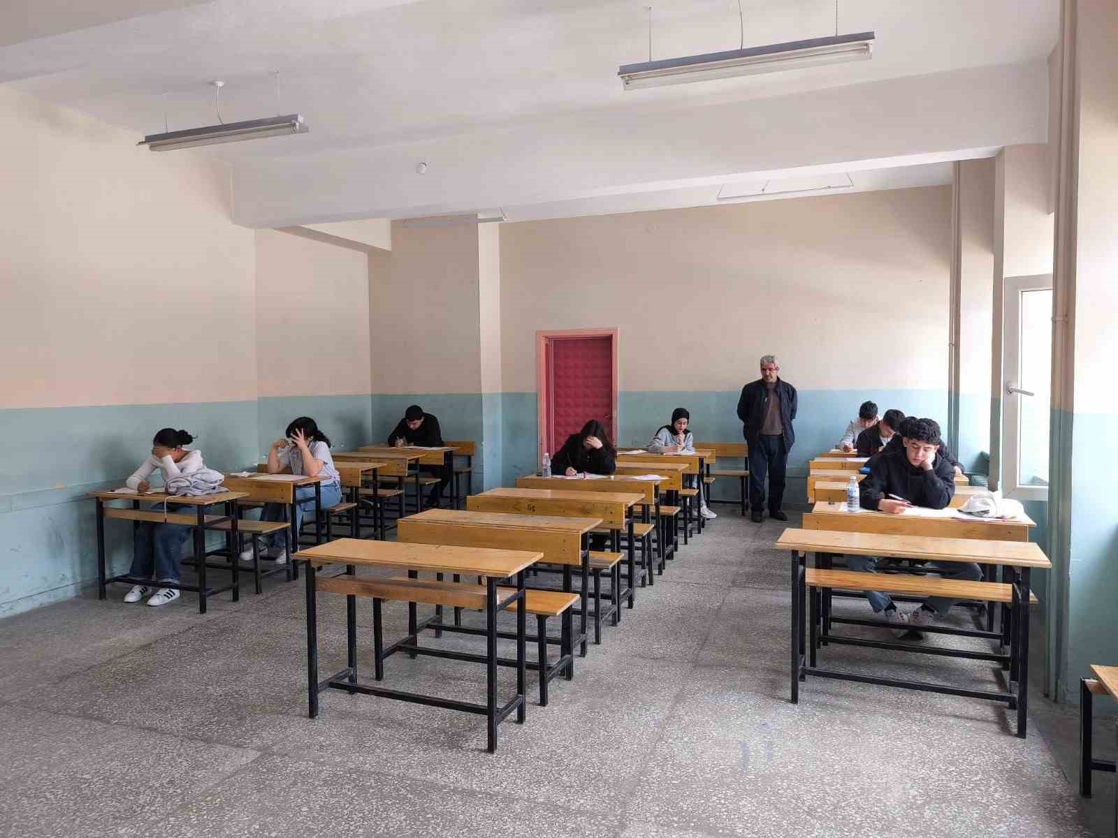 Gençler bilgileriyle umre için yarıştı
