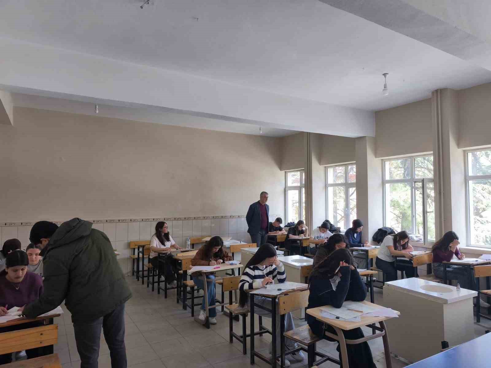 Gençler bilgileriyle umre için yarıştı
