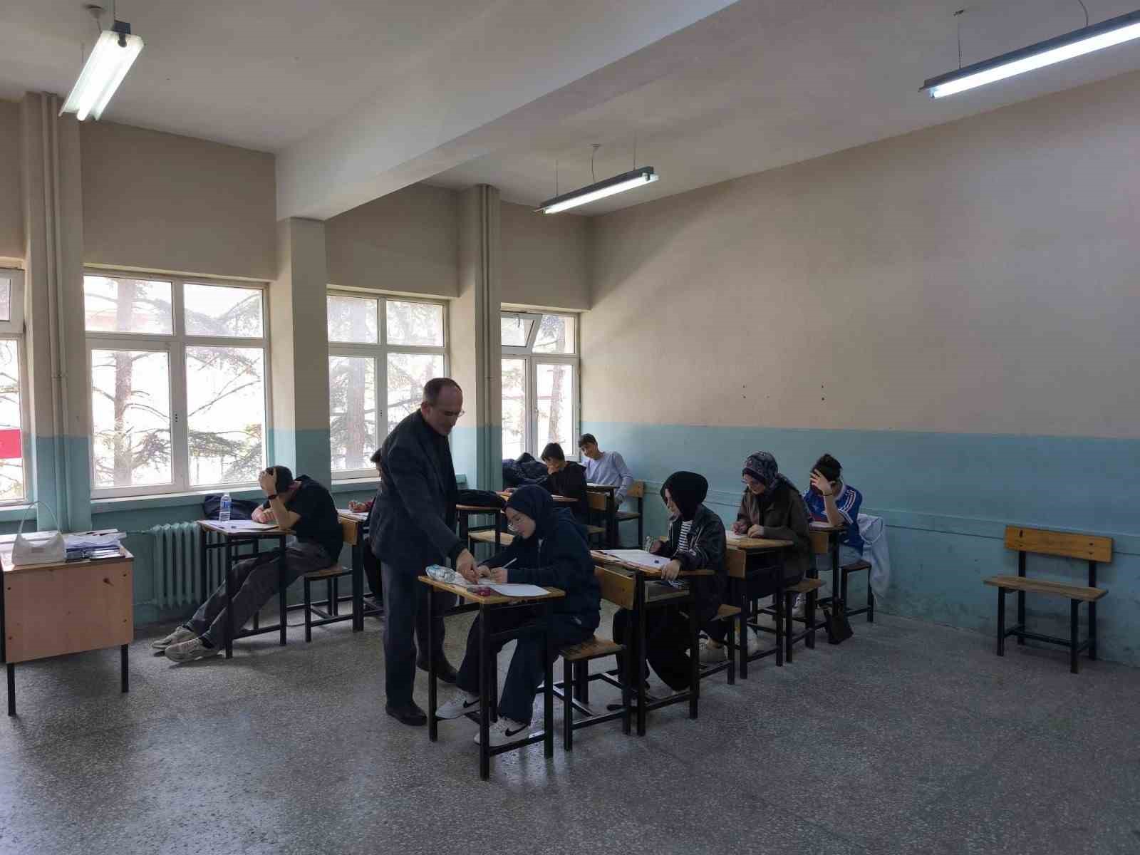 Gençler bilgileriyle umre için yarıştı
