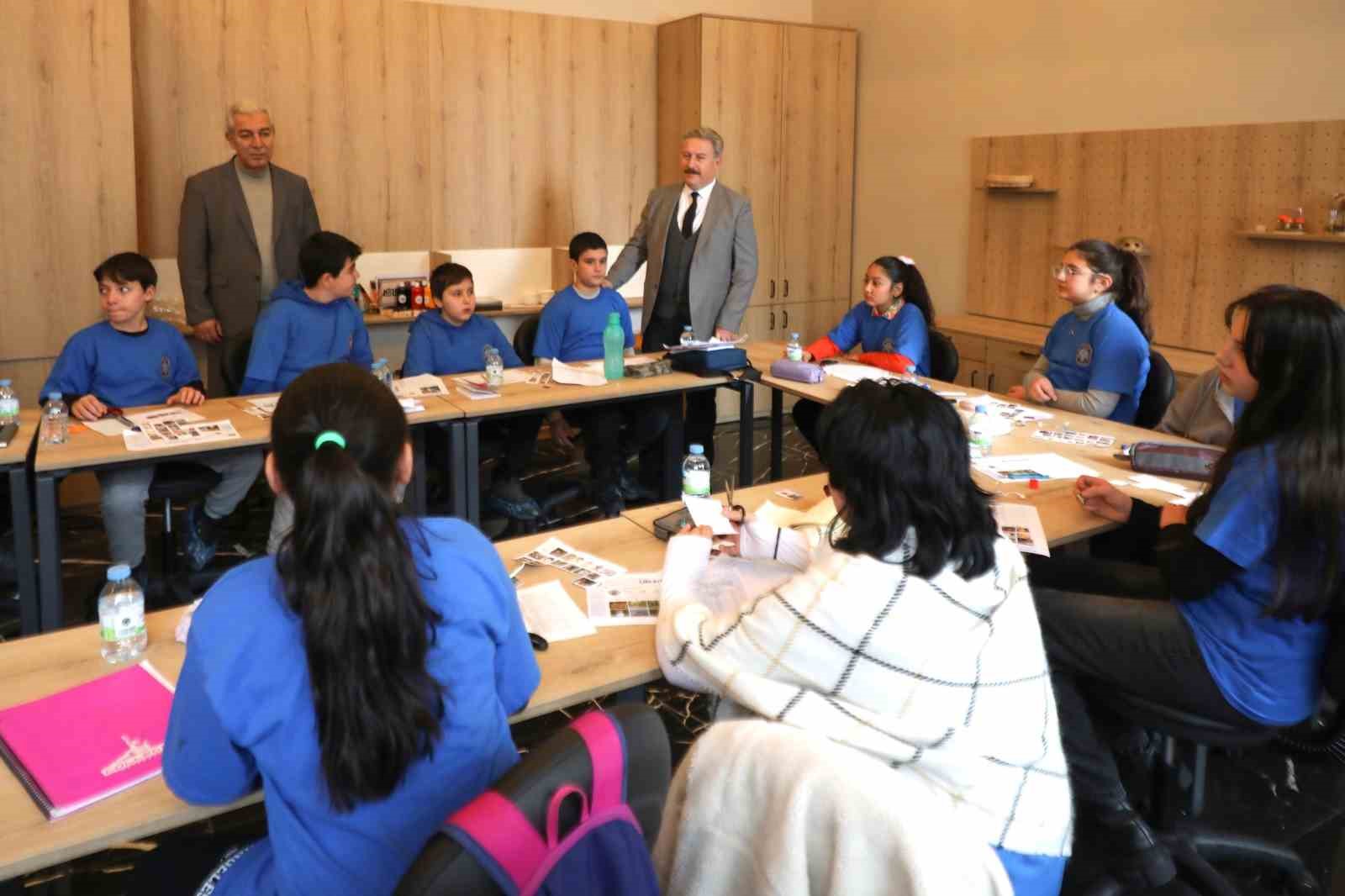 Gençler bu kampta İngilizce öğreniyor
