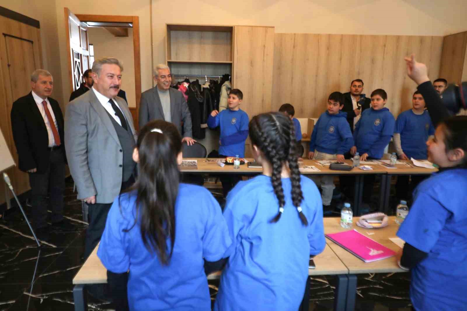 Gençler bu kampta İngilizce öğreniyor
