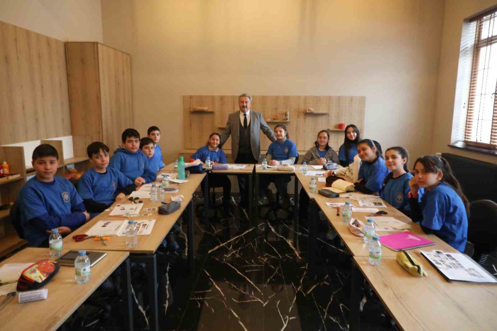 Gençler bu kampta İngilizce öğreniyor
