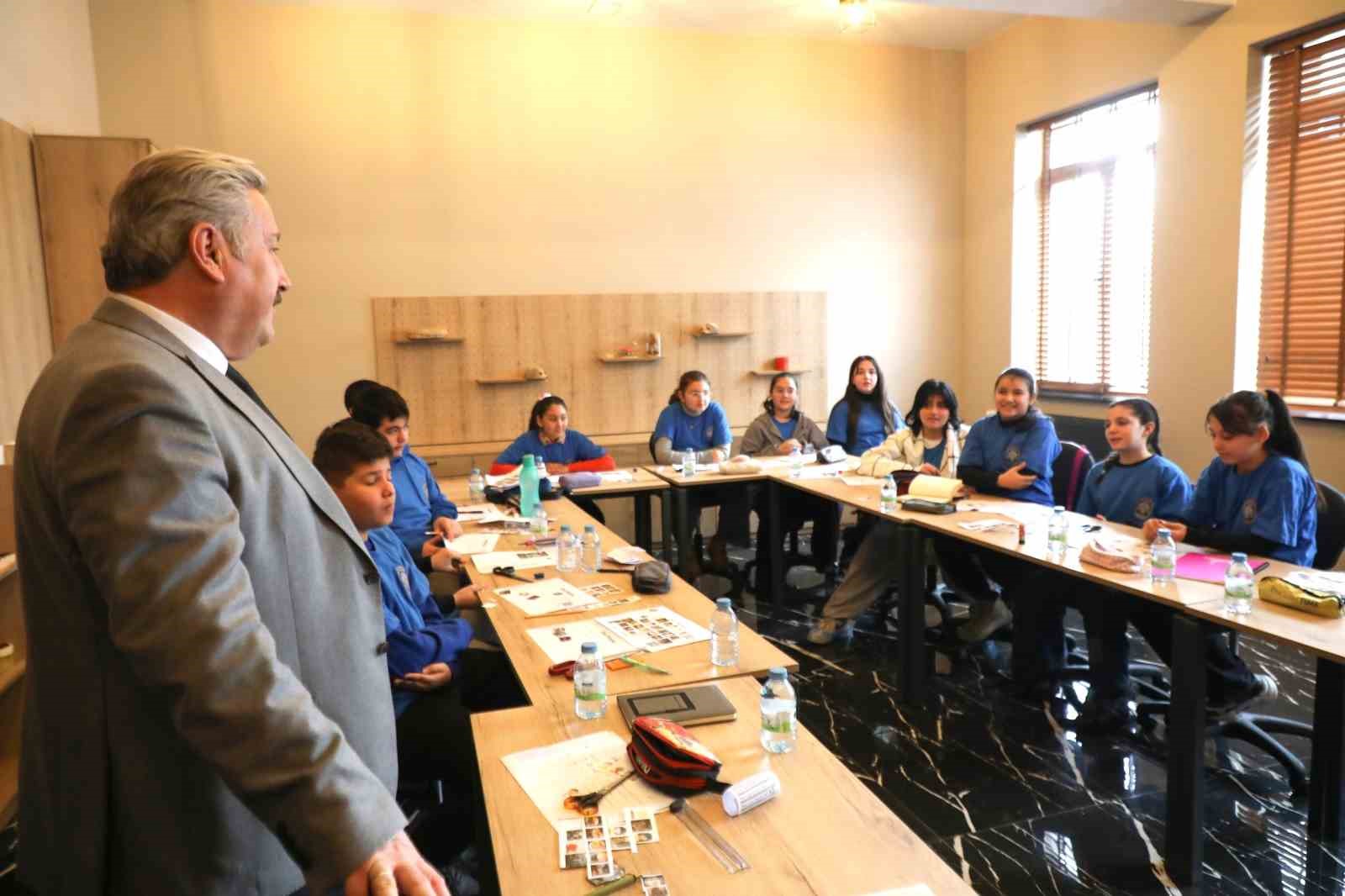 Gençler bu kampta İngilizce öğreniyor
