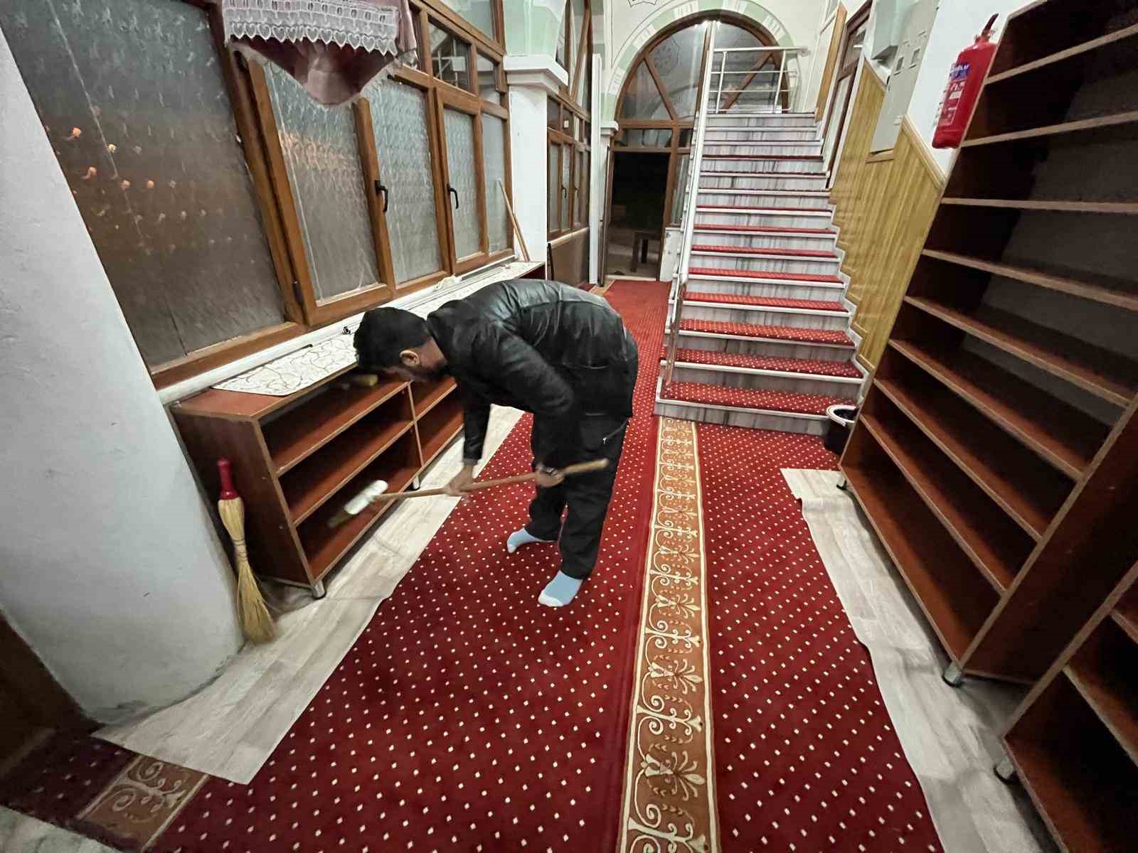 Gençler Fetih Camiini baştan aşağı temizledi
