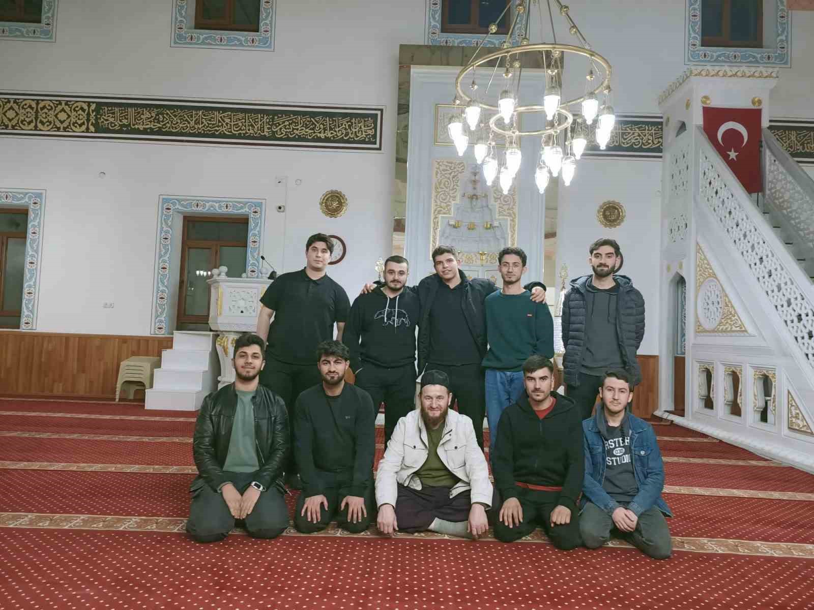 Gençler Fetih Camiini baştan aşağı temizledi
