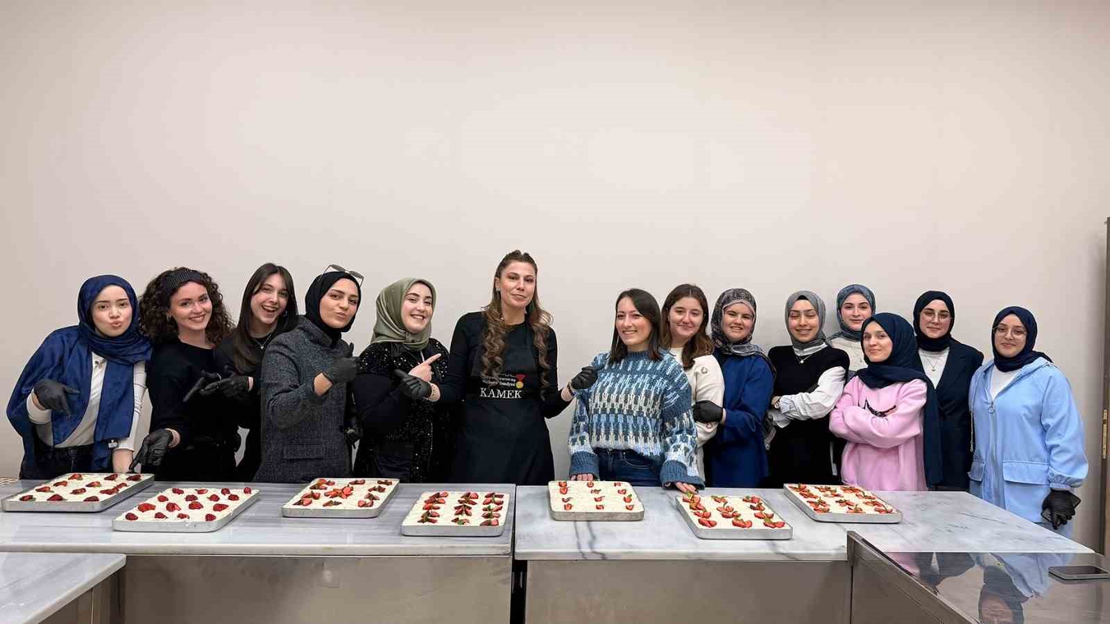 Gençler Güllaç yapımını öğrendi
