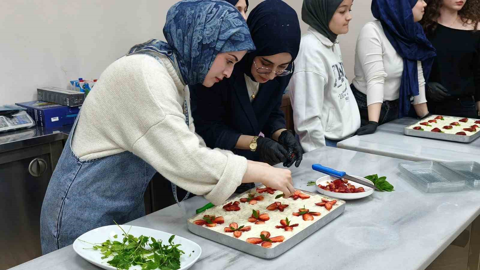 Gençler Güllaç yapımını öğrendi
