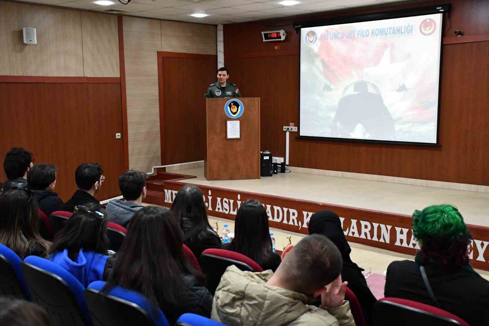 Gençler kışlada Mehmetçikle omuz omuza bir gün geçirdi
