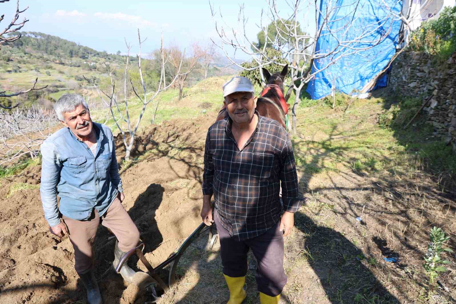 Gençler köyü terk edince iş yaşlılara kaldı
