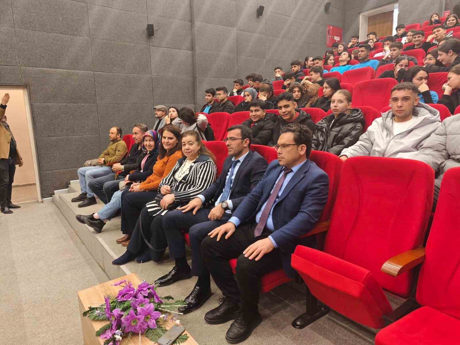 Gençler Mehmet Akif ve milli mücadele ruhuyla yarıştı
