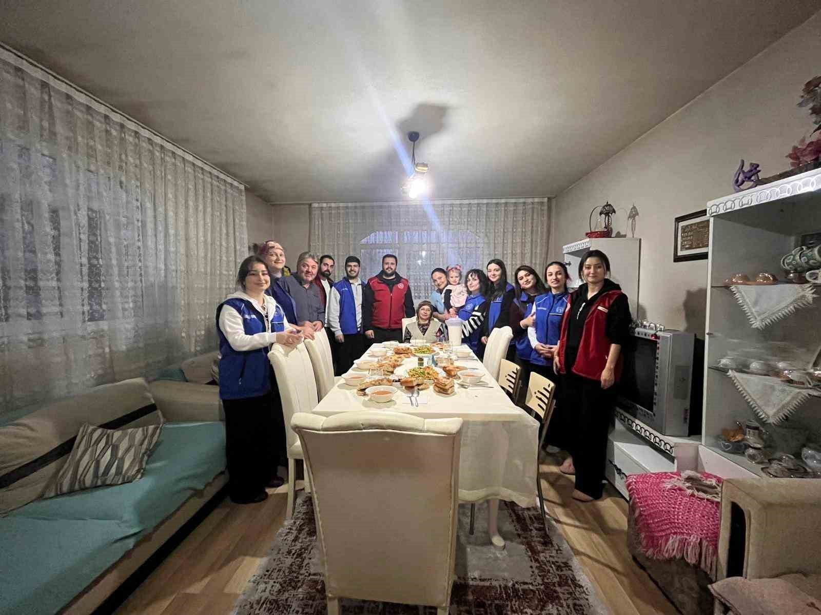 Gençler mutfağa girdi iftar için sofra kurdu
