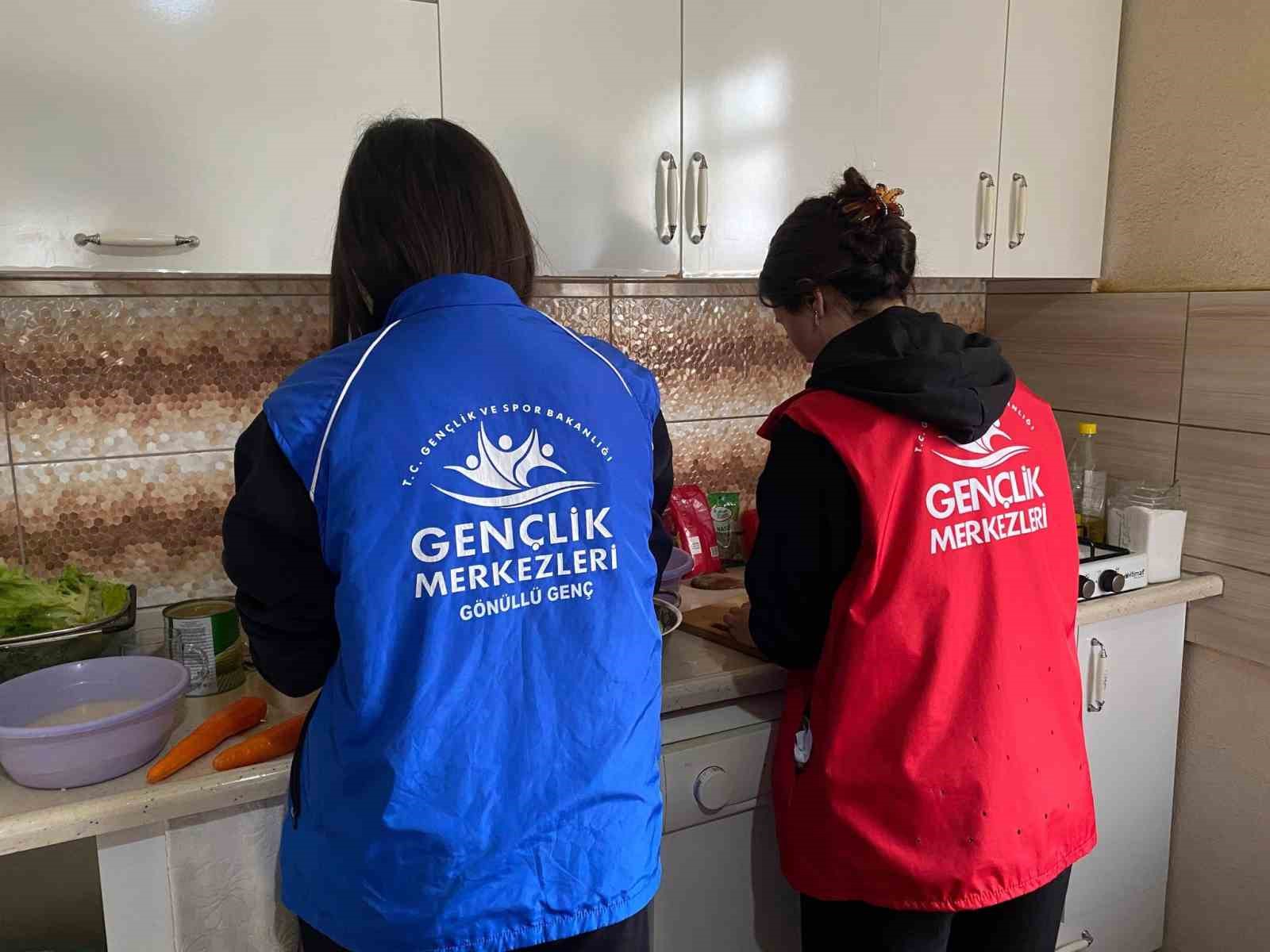 Gençler mutfağa girdi iftar için sofra kurdu
