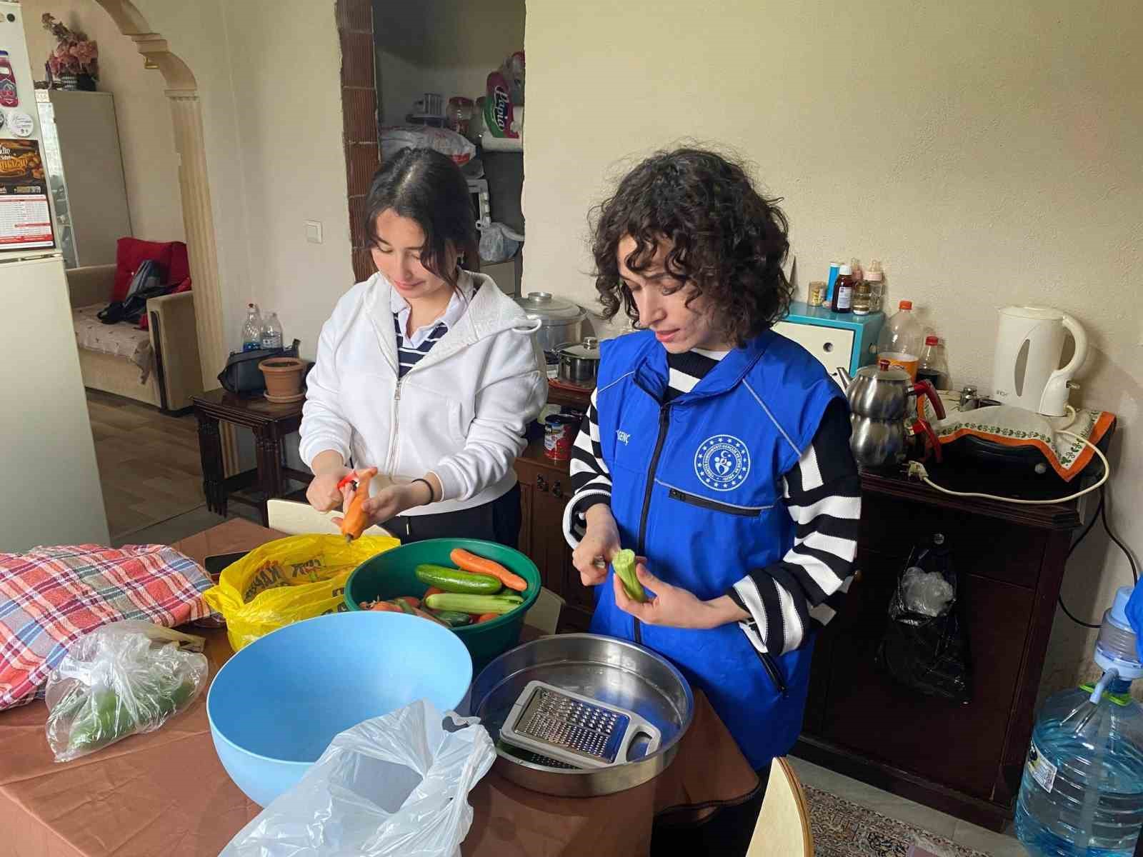 Gençler mutfağa girdi iftar için sofra kurdu
