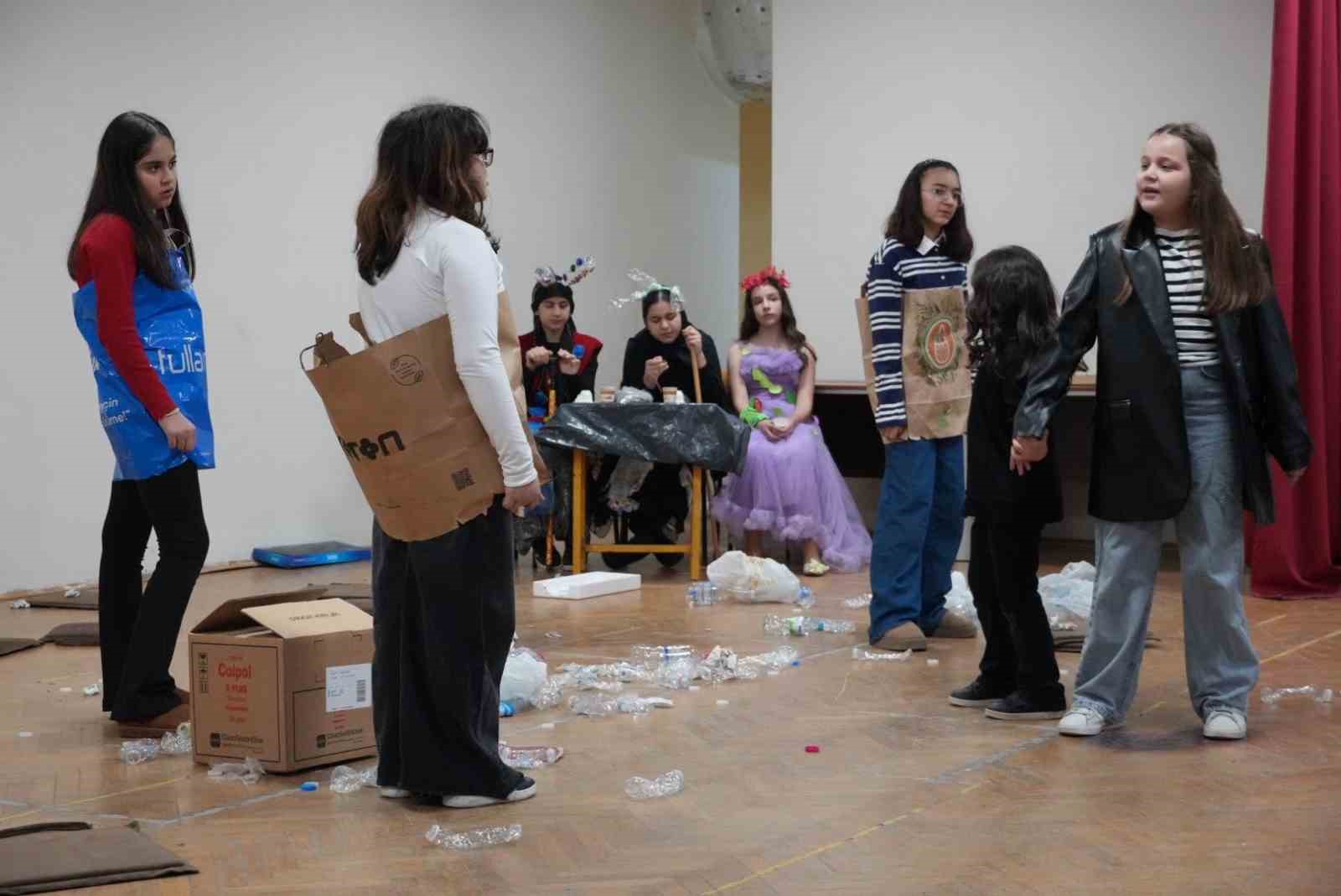 Gençler ’Plastik Rüyalar’la sahneye çıktı izleyenlerden tam not aldı
