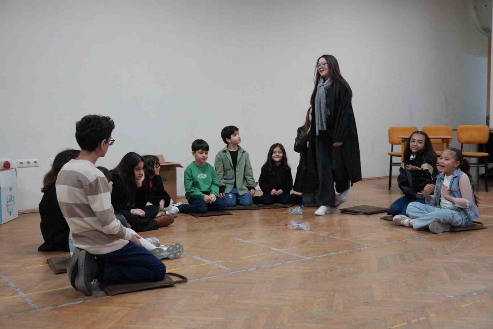 Gençler ’Plastik Rüyalar’la sahneye çıktı izleyenlerden tam not aldı
