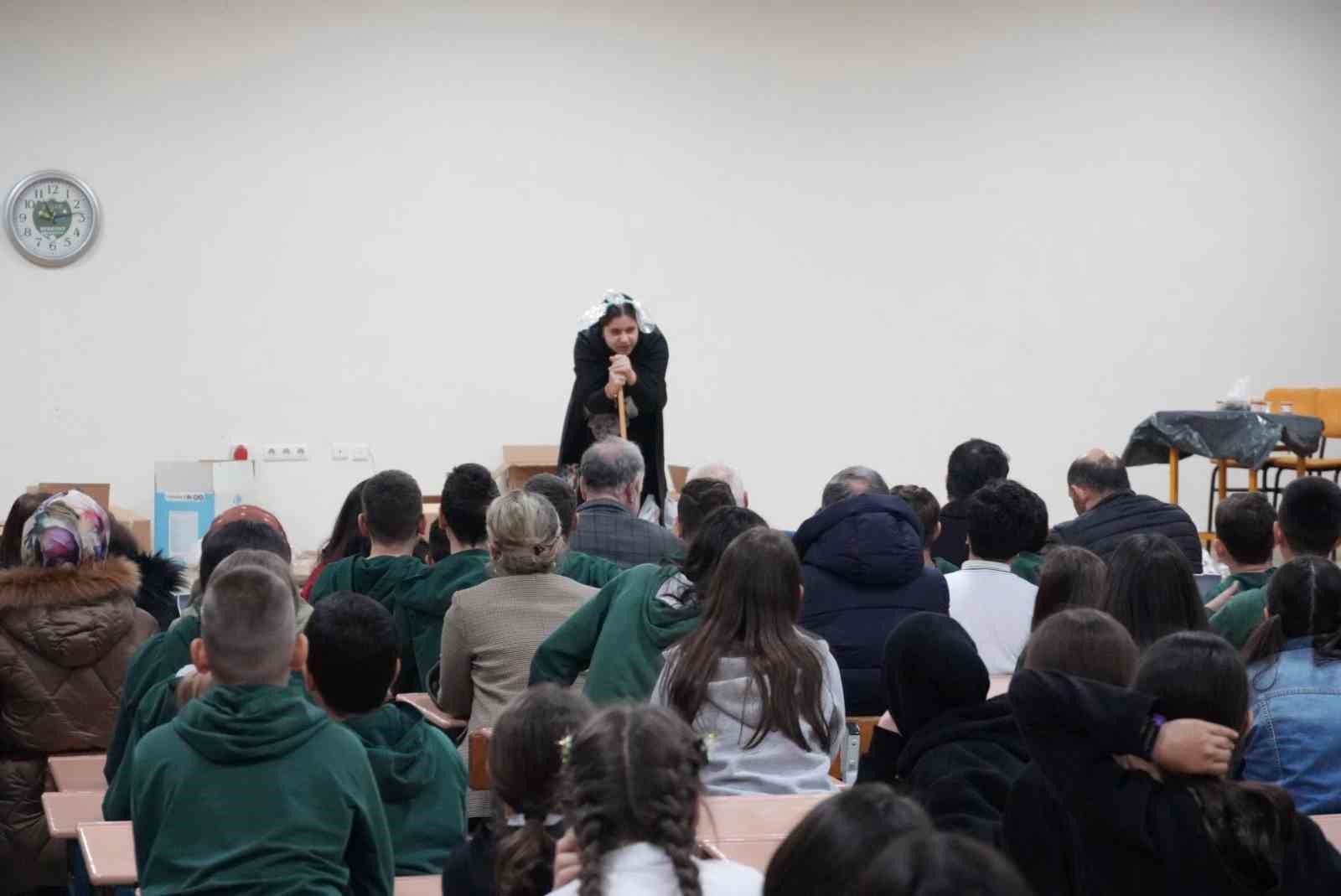 Gençler ’Plastik Rüyalar’la sahneye çıktı izleyenlerden tam not aldı
