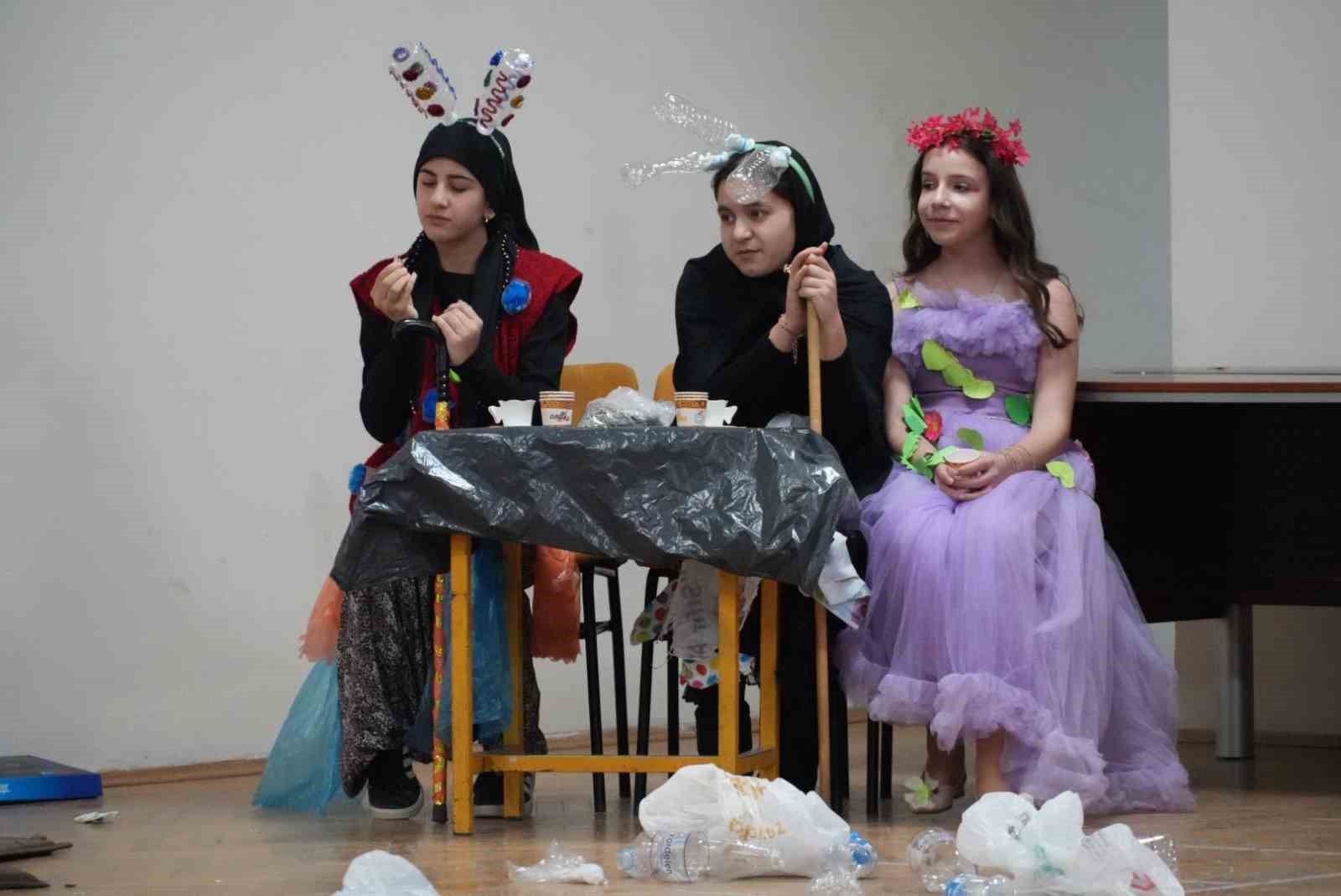 Gençler ’Plastik Rüyalar’la sahneye çıktı izleyenlerden tam not aldı
