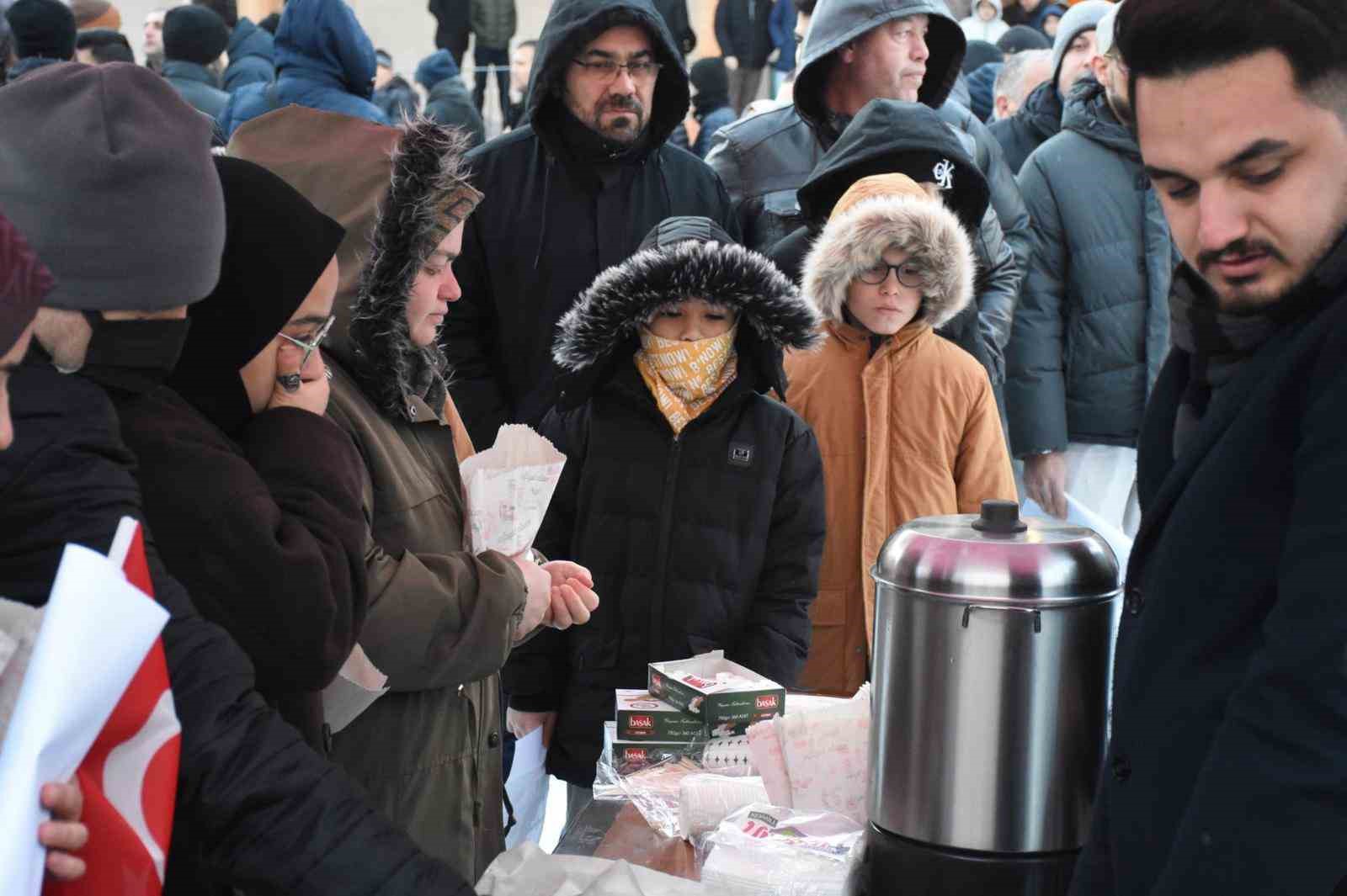 Gençler sabah namazında bir araya geldi
