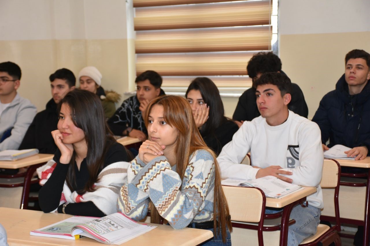 Gençler üniversite hayallerine ücretsiz kavuşuyor
