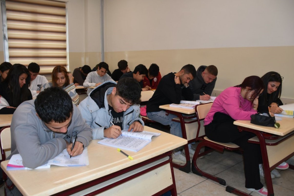 Gençler üniversite hayallerine ücretsiz kavuşuyor
