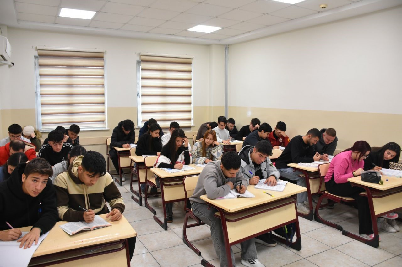 Gençler üniversite hayallerine ücretsiz kavuşuyor
