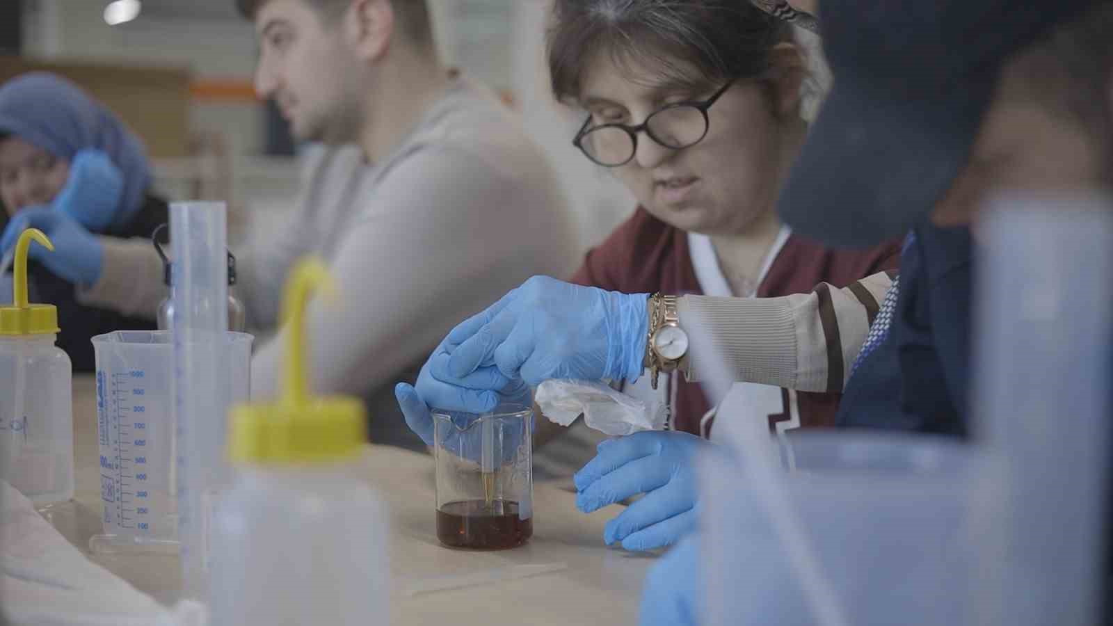 Gençler ve özel bireyler sakız kokulu kolonya üretti
