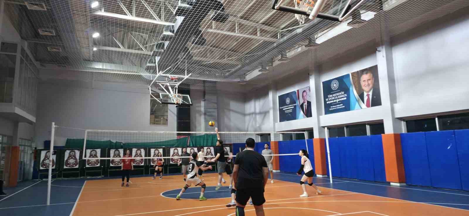 Gençler voleybol maçında buluştu
