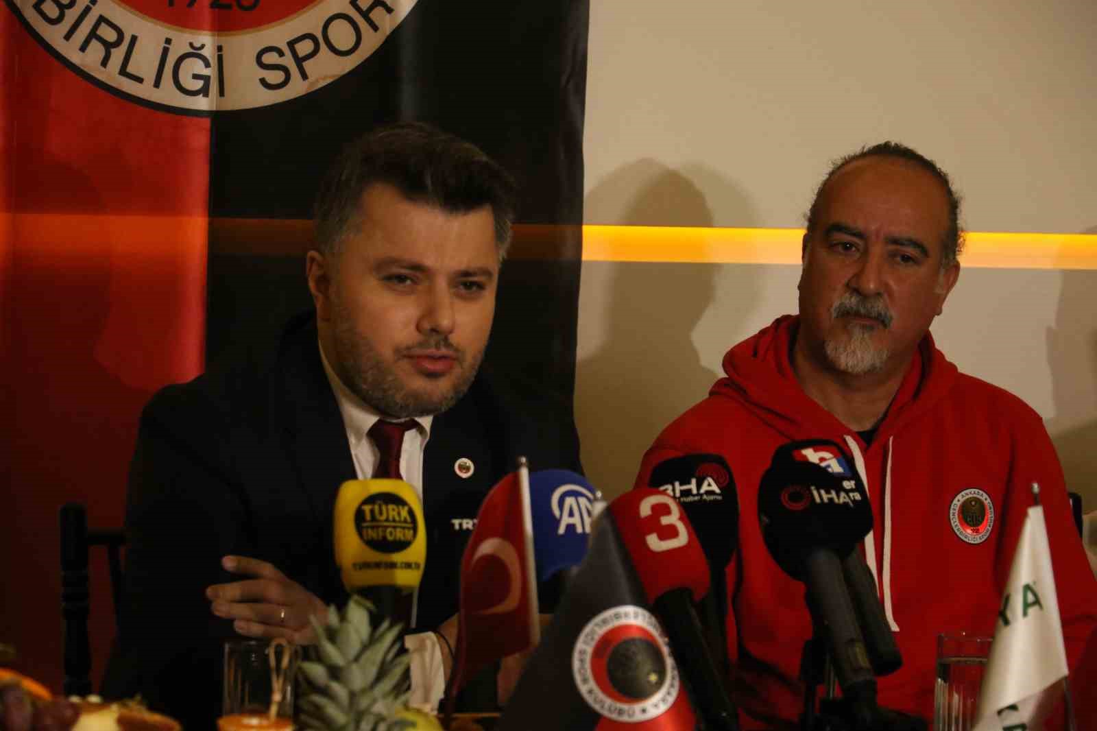 Gençlerbirliği Basın Sözcüsü Şanal: "Onyekuru takımda kalacak"
Gençlerbirliği Basın Sözcüsü Şanal: "Onyekuru takımda kalacak"