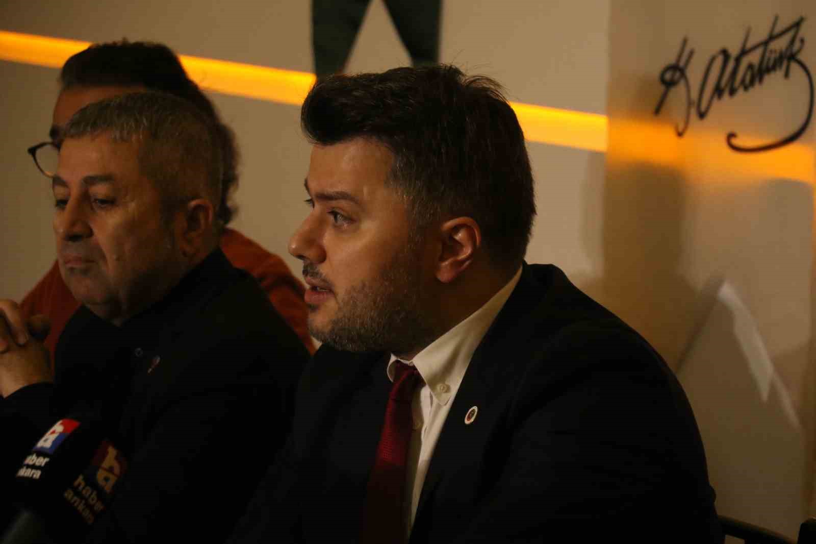 Gençlerbirliği Basın Sözcüsü Şanal: "Onyekuru takımda kalacak"
Gençlerbirliği Basın Sözcüsü Şanal: "Onyekuru takımda kalacak"