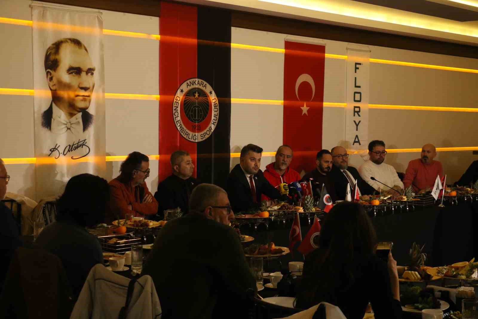 Gençlerbirliği Basın Sözcüsü Şanal: "Onyekuru takımda kalacak"
Gençlerbirliği Basın Sözcüsü Şanal: "Onyekuru takımda kalacak"