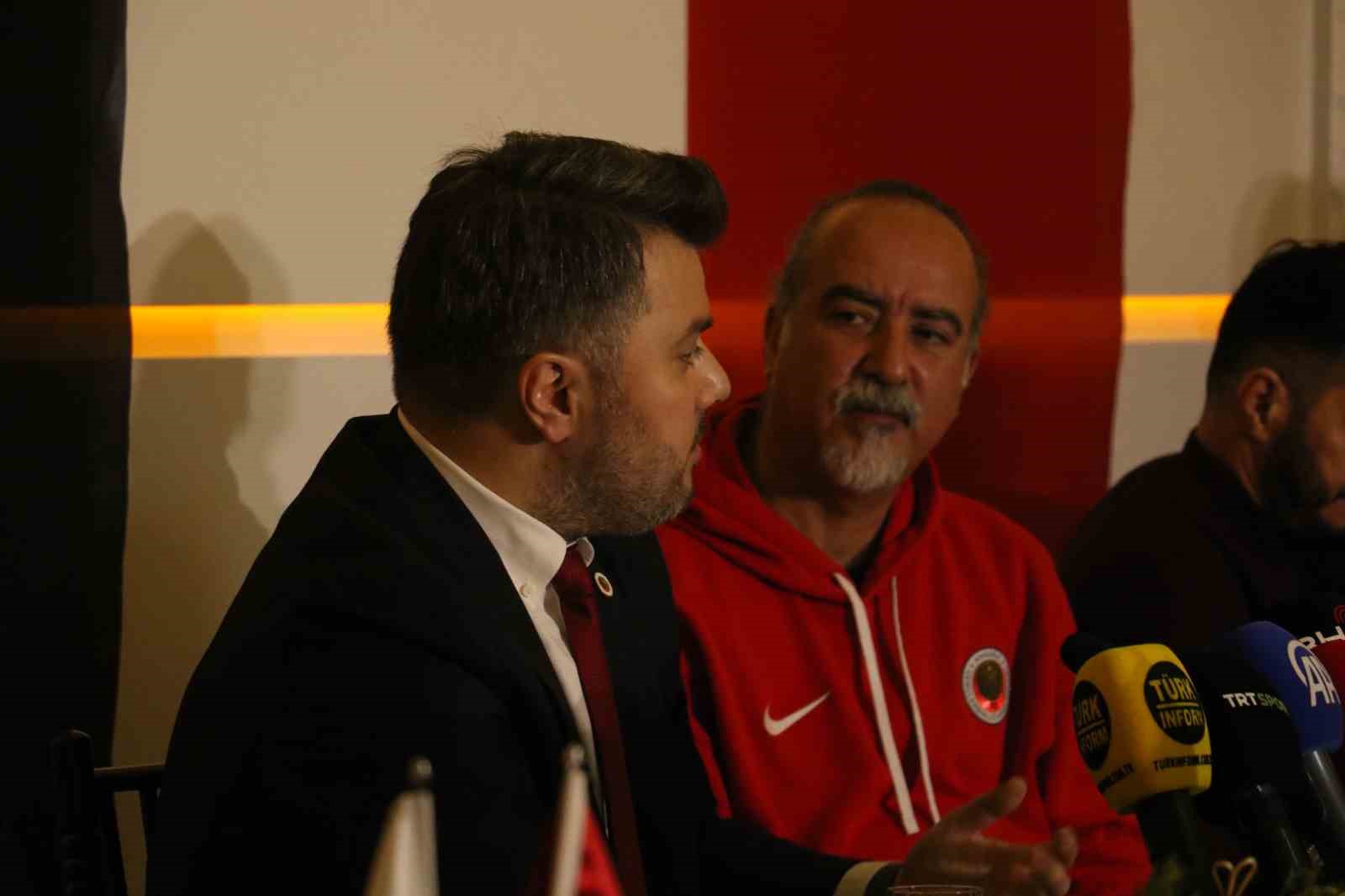 Gençlerbirliği Basın Sözcüsü Şanal: "Onyekuru takımda kalacak"
Gençlerbirliği Basın Sözcüsü Şanal: "Onyekuru takımda kalacak"
