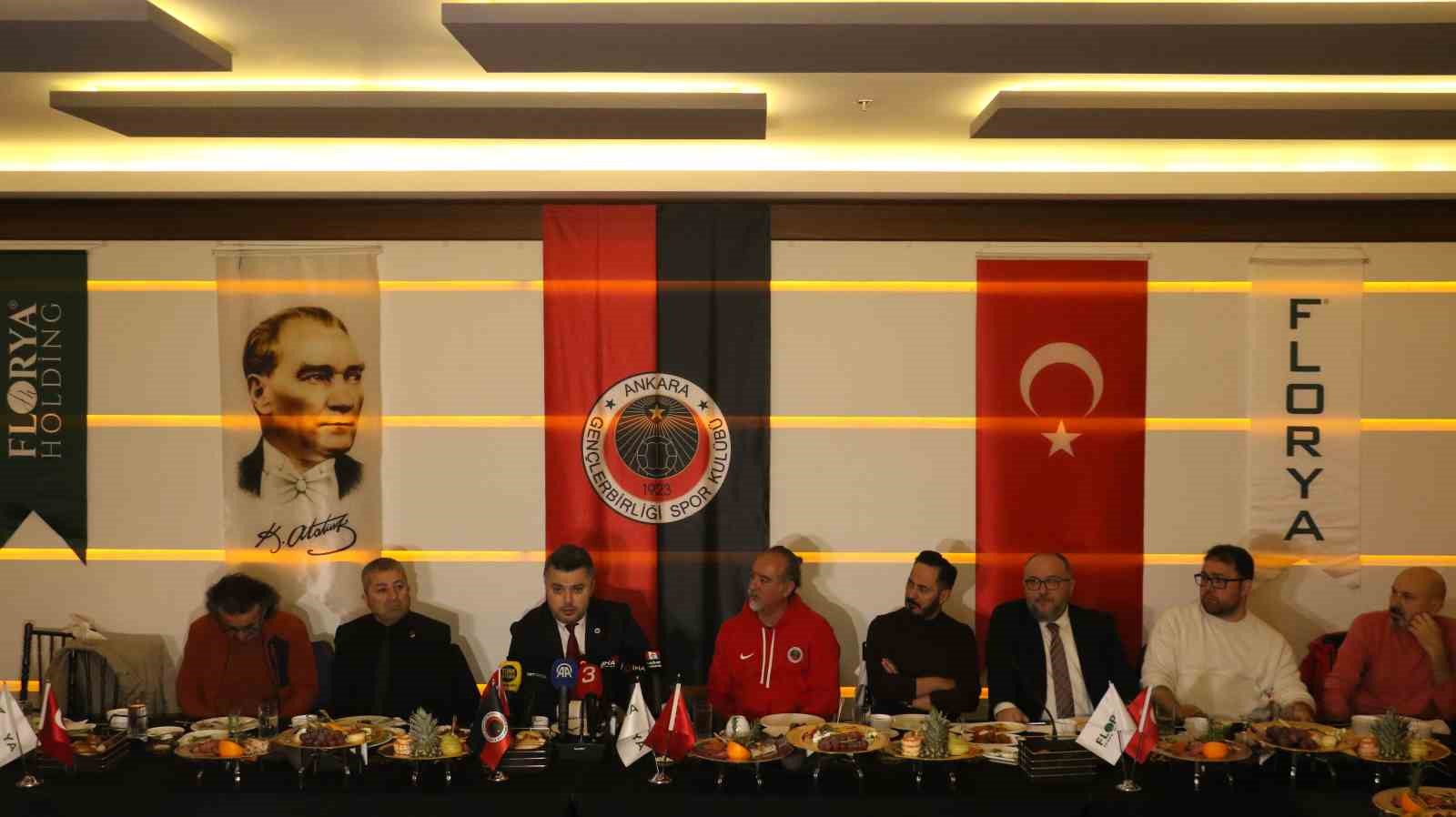Gençlerbirliği Basın Sözcüsü Şanal: "Onyekuru takımda kalacak"
Gençlerbirliği Basın Sözcüsü Şanal: "Onyekuru takımda kalacak"